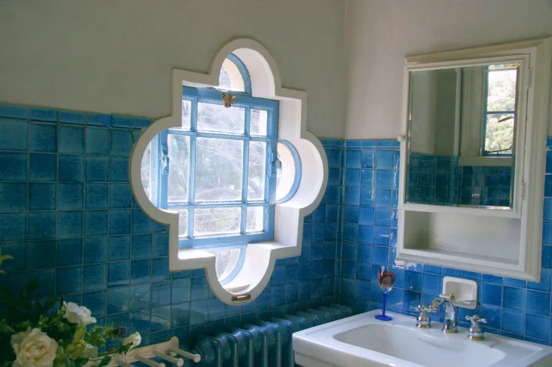 バスルームの壁に施されているお洒落な四つ葉型の小窓