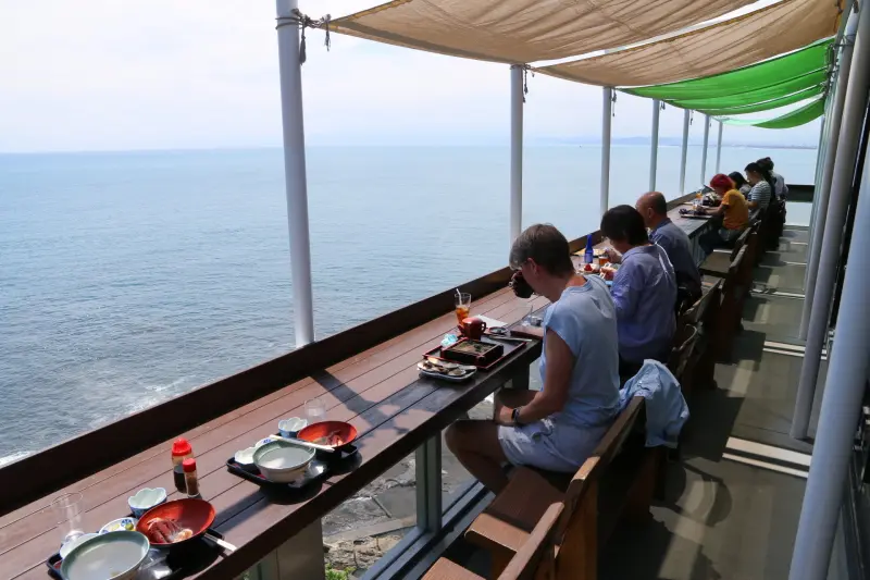 魚見亭のテラス席は食事と景色が楽しめる特等席