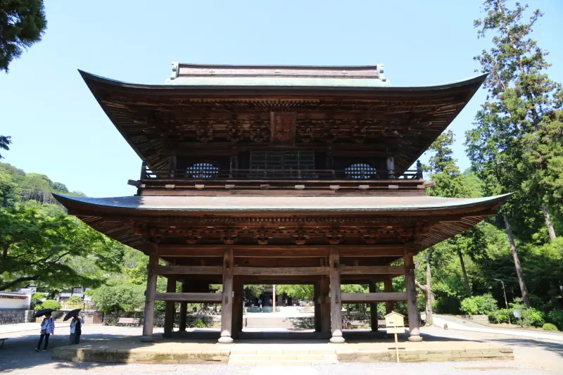 大きな二つの屋根が特徴的な夏目漱石「門」に登場する三門