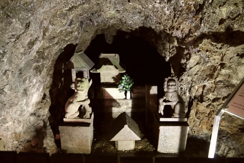 最深部には、祠と狛犬が鎮座し江島神社の発祥地とされる場所