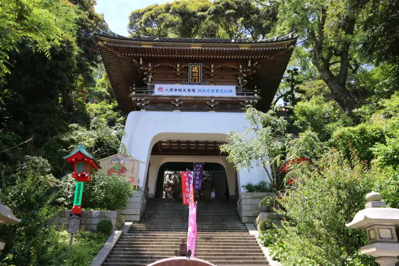 竜宮城のような瑞心門が立ち三宮からなる江島神社