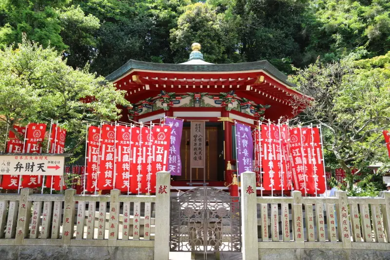 日本三大弁財天の一つ江の島弁財天をまつる奉安殿
