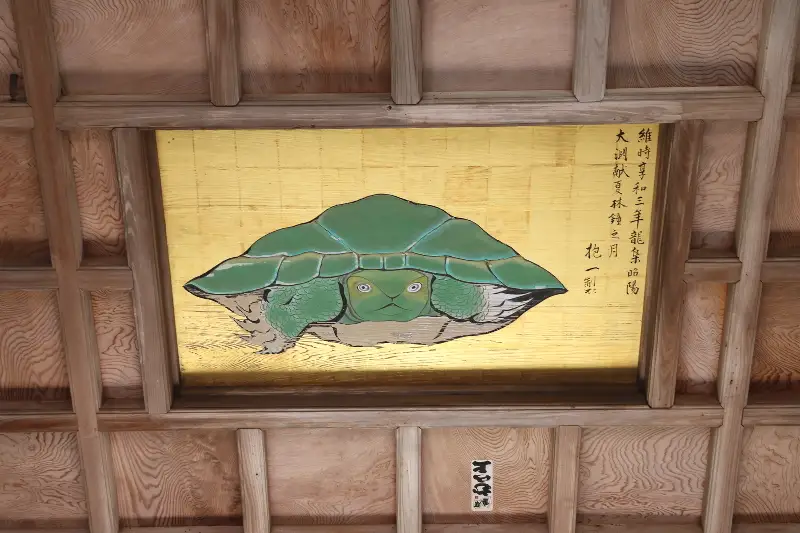 奥津宮の天井に描かれている八方にらみの亀