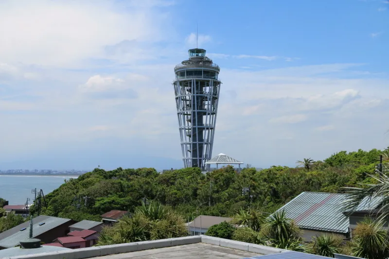 島の中央に立っている展望タワー「江の島展望灯台」