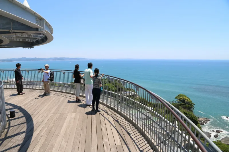 ３６０度の景色が眺められるタワー最上階の展望台