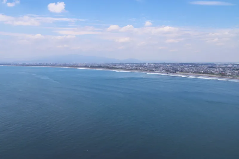 コバルトブルーの海が印象的な湘南海岸