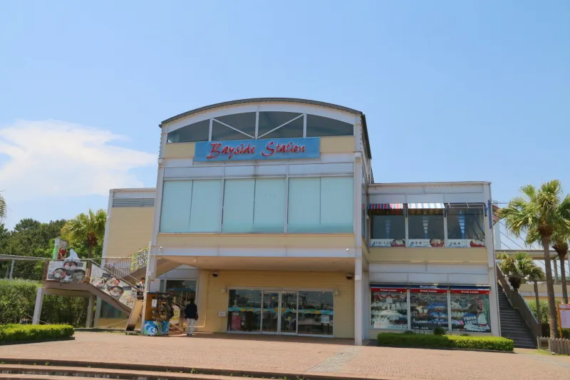 八景島の中心的な場所に立っているベイマーケット