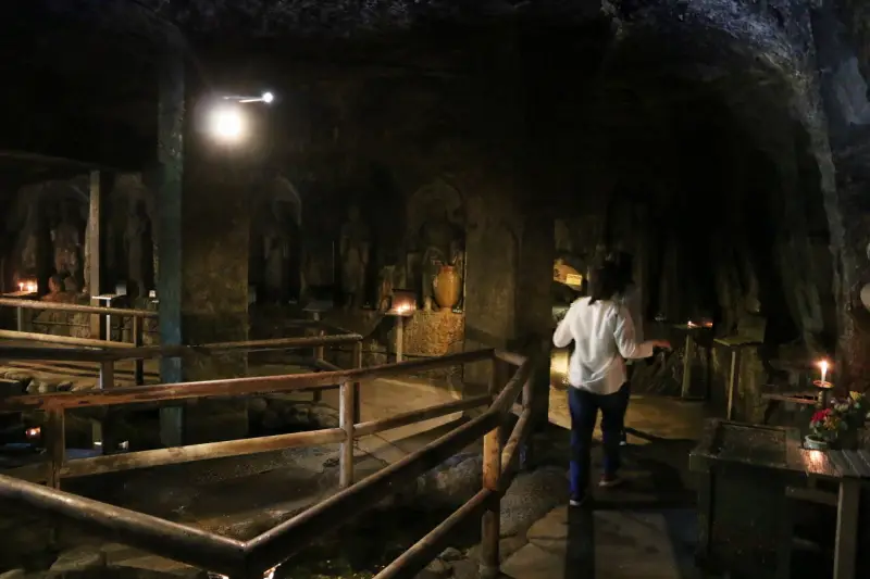 たくさんの弁財天が祀られている手彫り洞窟「弁天窟」