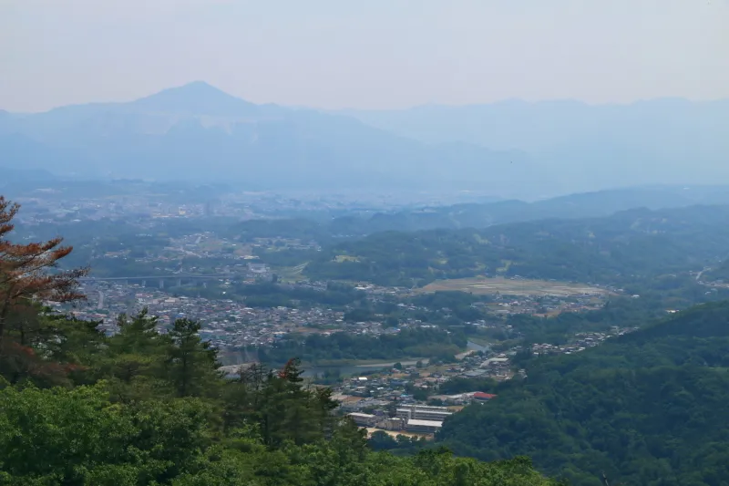 南方向に見える秩父の町並みとその後ろにそびえる武甲山