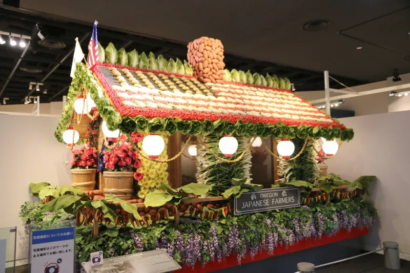 アメリカに暮らす日本人農家が祭りのために製作した野菜の山車