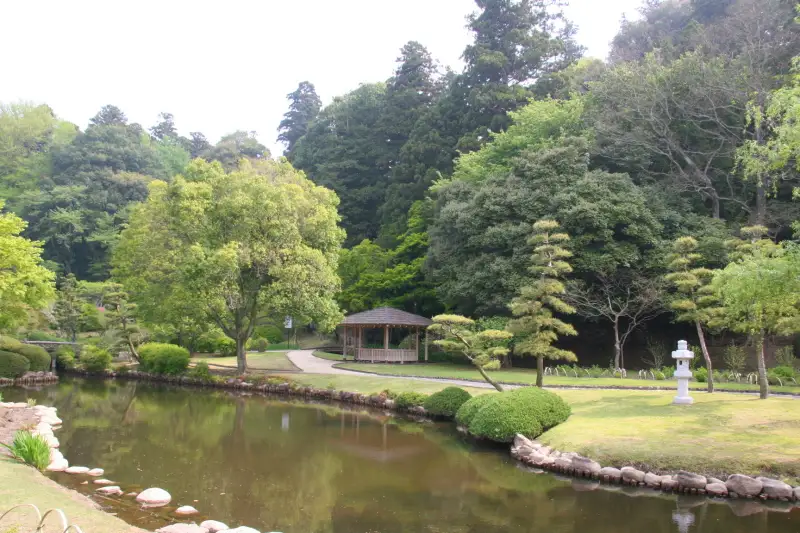 広大な敷地には木々も覆い茂り、西側にある池の日本庭園