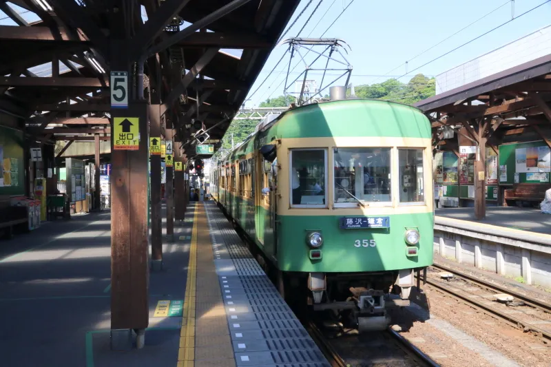 藤沢駅と鎌倉駅の間を結んでいる江ノ島電鉄