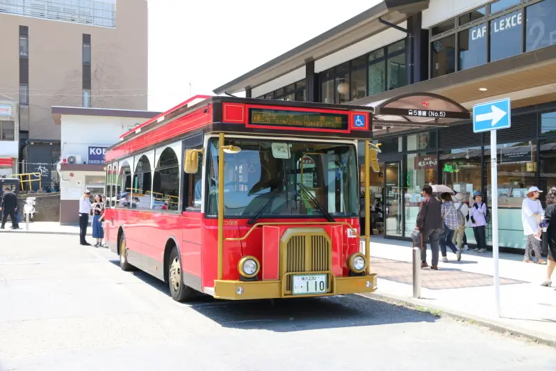 レトロなバスで金沢八景駅を結ぶ京急りんどう号