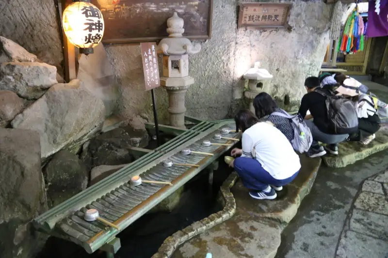 奥宮の中を流れる水は鎌倉五名水と呼ばれる霊水