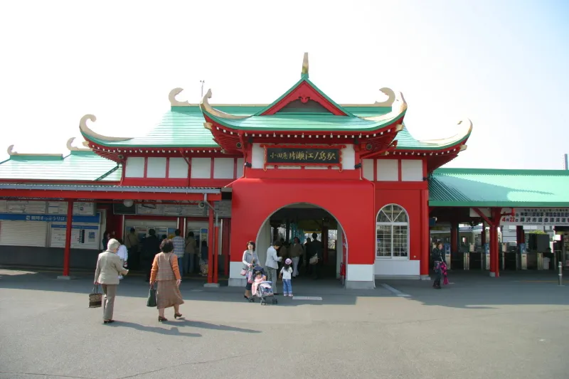 竜宮城の駅舎が特徴となっている片瀬江ノ島駅