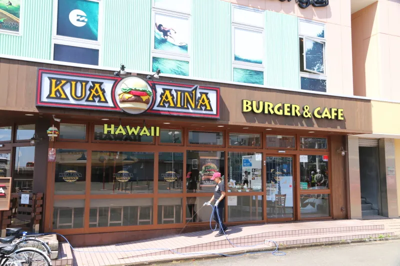 ハワイアン・ハンバーガーが人気駅前のカフェ「クアアイナ」