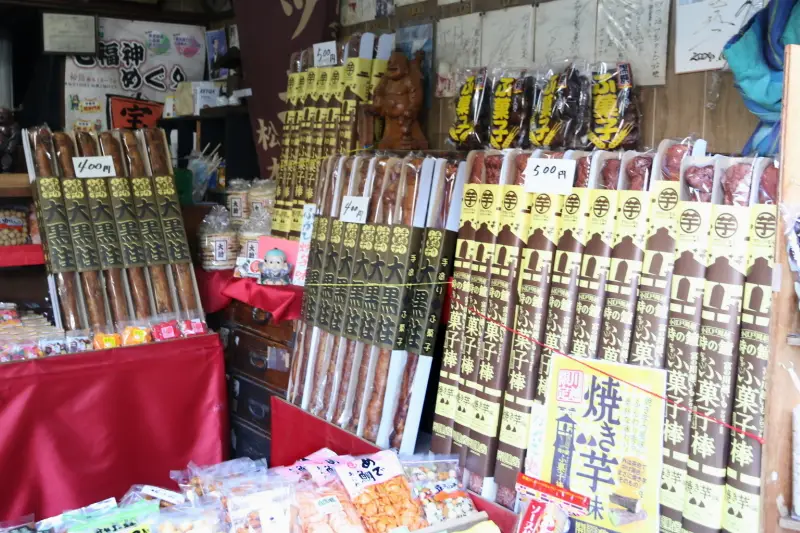 巨大な「黒糖ふ菓子棒」を販売する菓子屋「松本製菓」