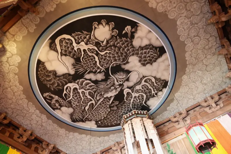 法堂の天井に描かれている５本爪が特徴の雲龍図