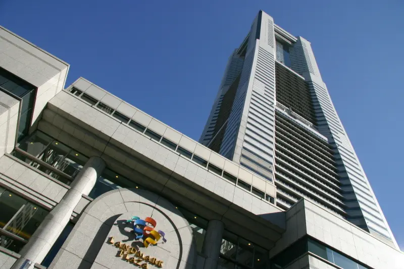 長い間、日本一の高さを誇った高さ２９６ｍの超高層ビル