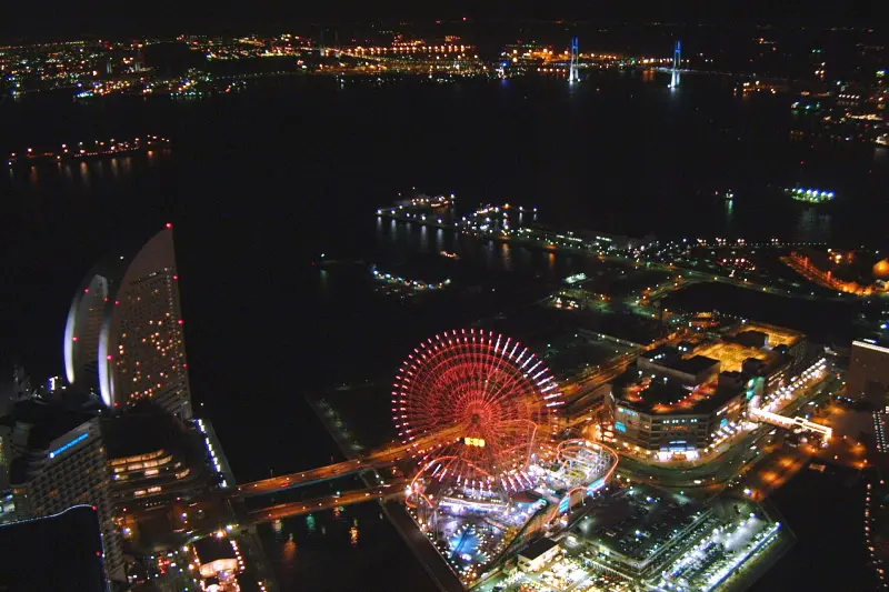 真っ暗な海に鮮やかな灯りが輝く横浜港の夜景