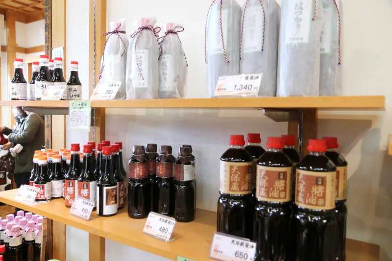 木樽の中で１～２年間熟成させた松本醤油商店のブランド醤油