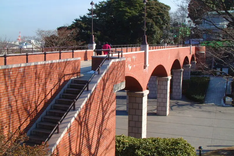 霧笛橋と呼ばれているレンガで作られた長さ５０ｍの橋