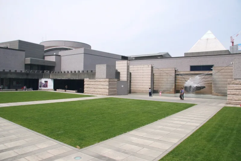１９９０年にオープンした水戸芸術館
