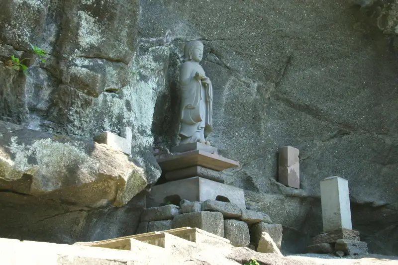 岩陰で静かにたたずんでいる聖徳太子の石像