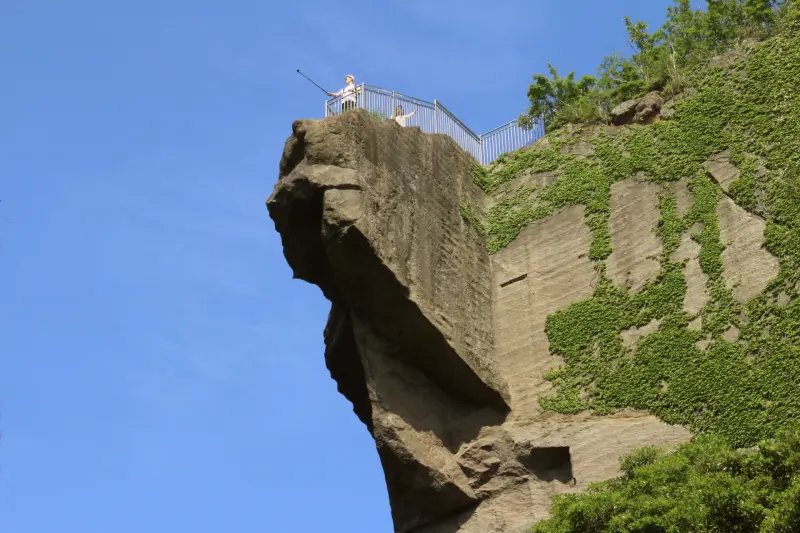 展望台は断崖絶壁にあり下から見ても圧巻の光景