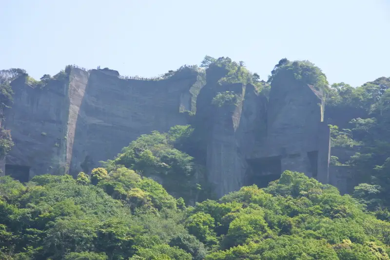 観月台から見ることのできた鋸山の断崖絶壁