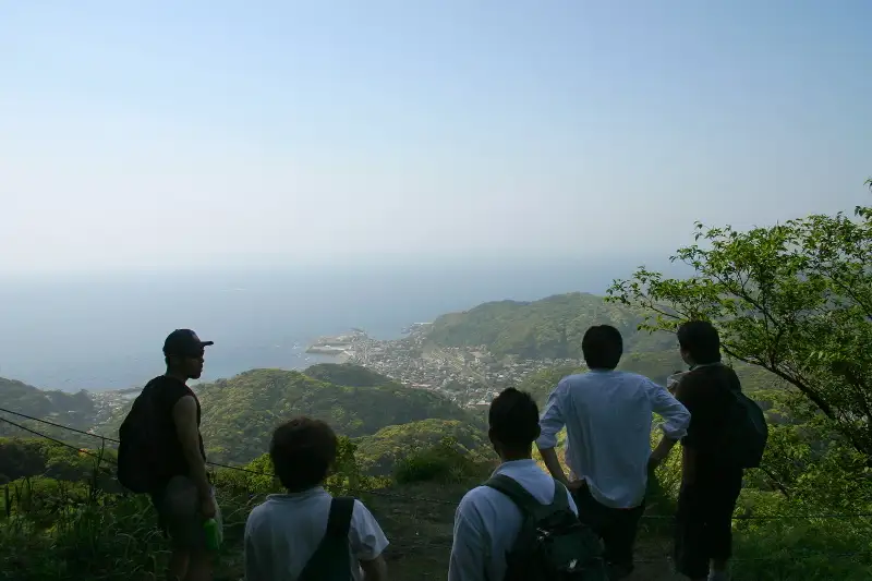 さらに登っていると出てくる東京湾の美しい展望スポット