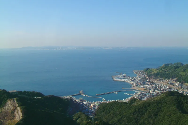 大きな東京湾が一望できその先に見える神奈川県の横須賀