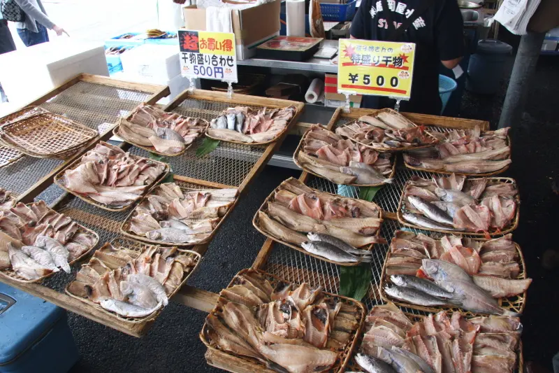 数種類の魚をまとめて販売する干物盛り合わせ