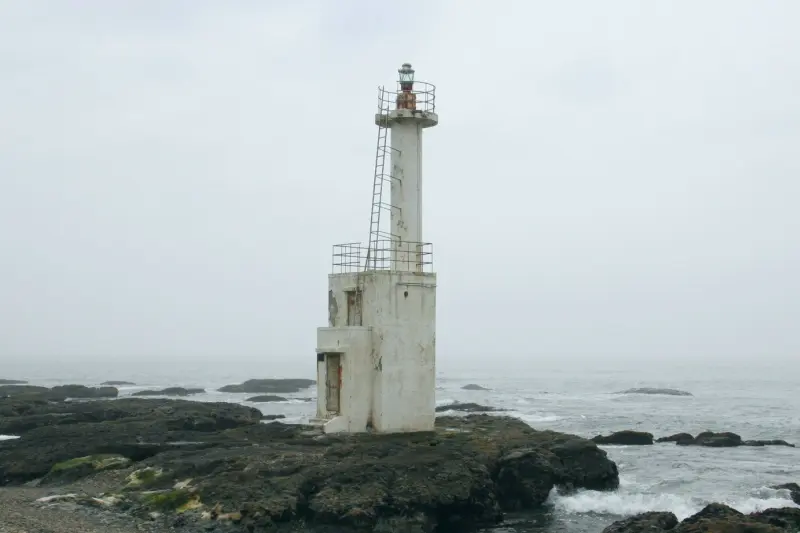 岩の上に建てられ、波風の浸食に耐える大洗灯台