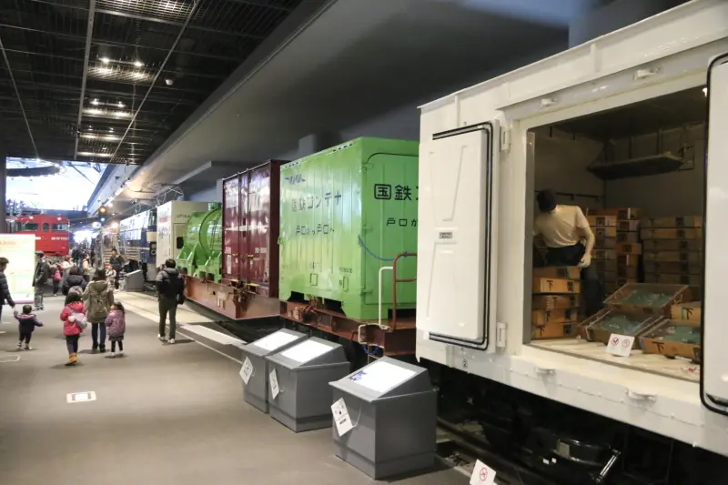冷蔵・冷凍・液体など運んでいたコンテナ貨車の展示