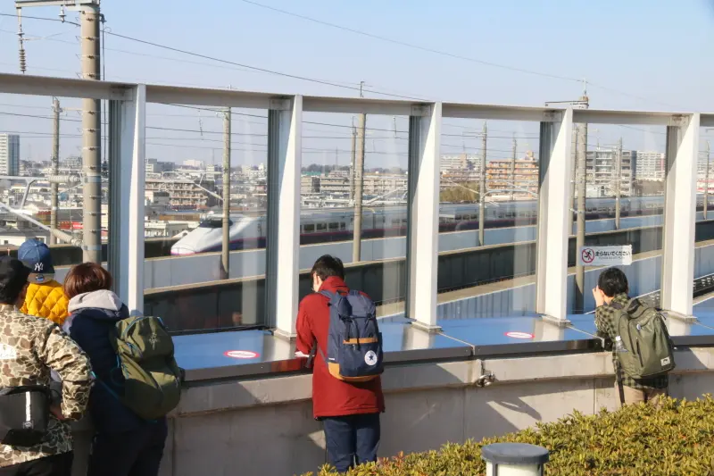 通過する新幹線が眺められる屋上のパノラマデッキ