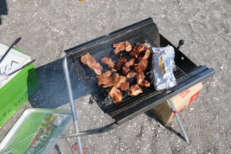 ジューシーなお肉を炭火で焼き猿島ＢＢＱを満喫