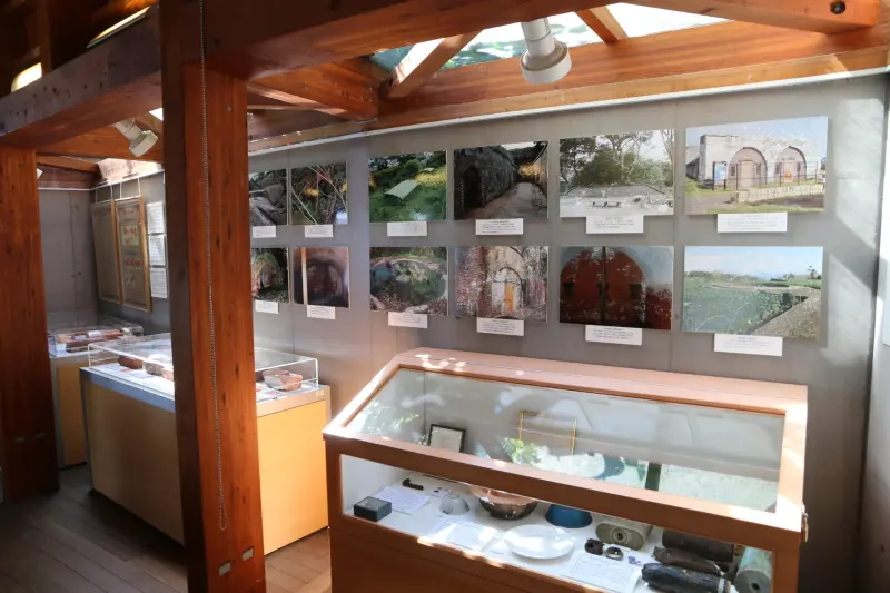 管理棟の展示スペースでは猿島の歴史を紹介