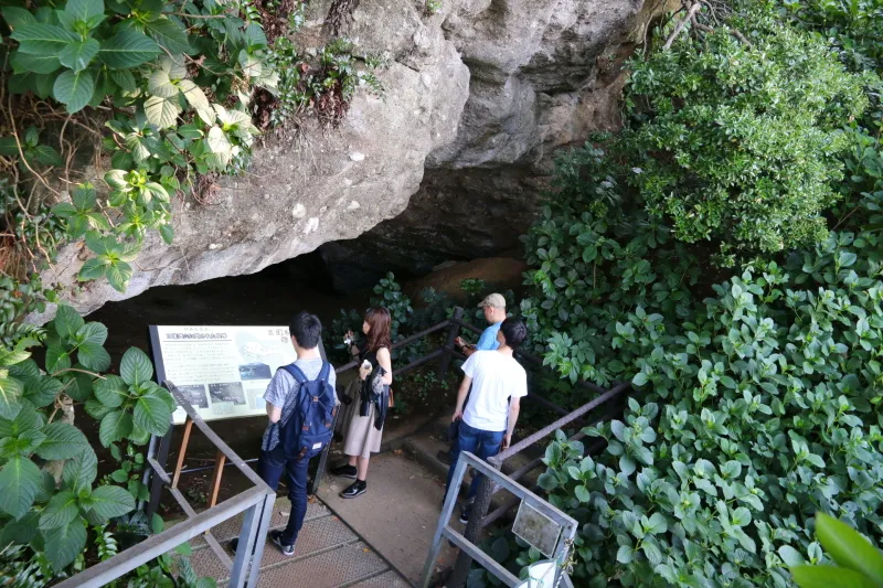 砲台跡の近くにある観光スポットの日蓮洞窟
