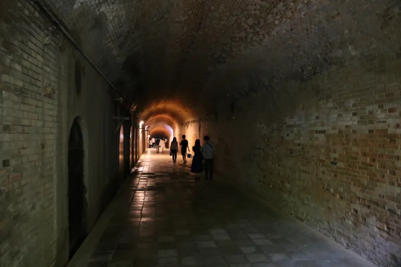 トンネル内は灯りがあるものの全体的に暗いイメージ