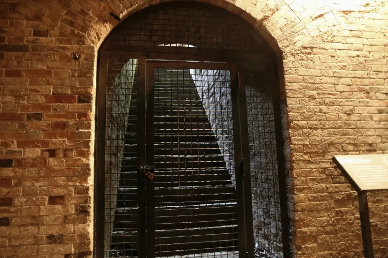 トンネルの途中にある階段は司令室へ続く連絡通路