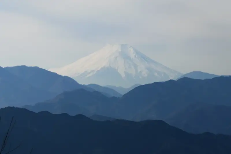 雪景色の富士山を拡大。５５ｋｍしか離れていないため雄大な姿