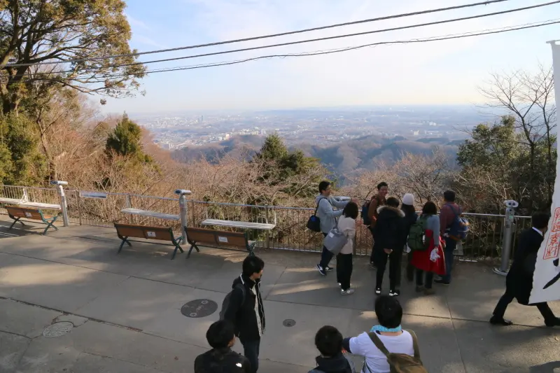 高尾山の展望スポットとなっている高尾山駅展望台