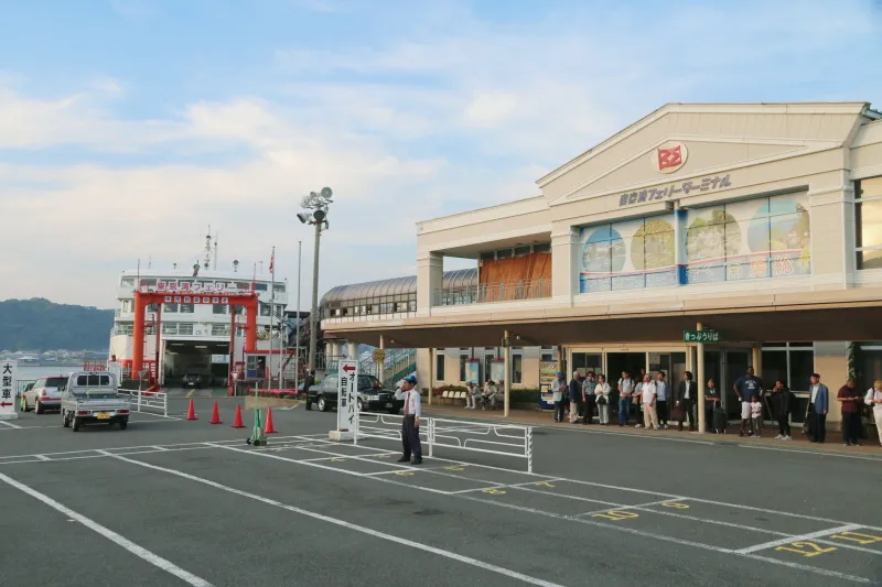 神奈川県側の乗船場となっている久里浜港