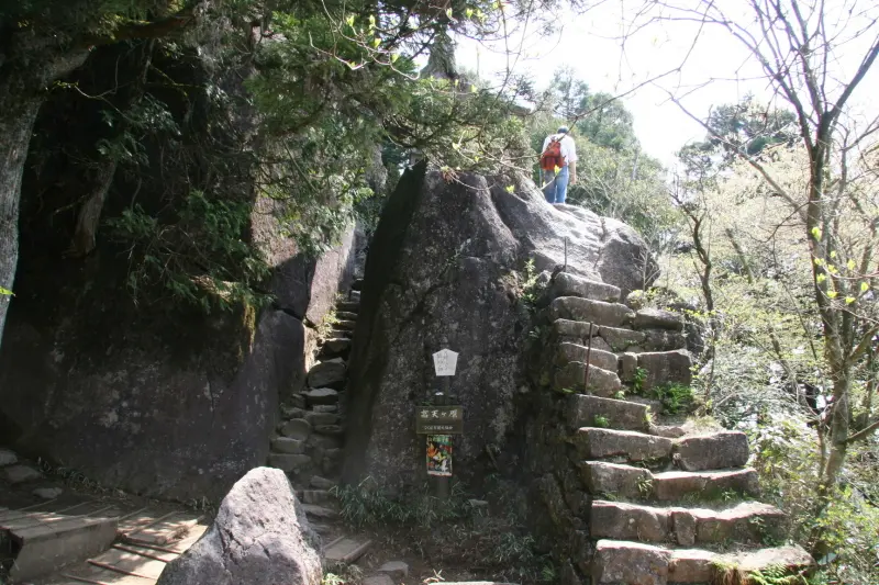 天照大神を祀る稲村神社が岩の上にある高天原