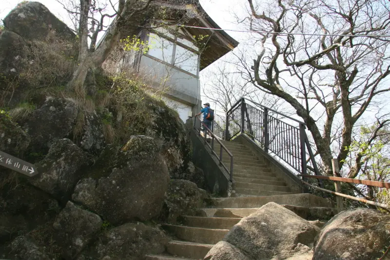 しばらく登り、筑波山神社が見えると山頂はもう目の前