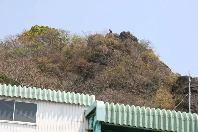 展望台の後ろに見える筑波山最高峰の女体山