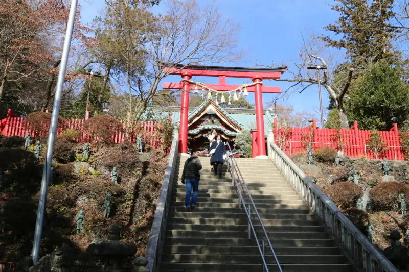 お寺でありながら鳥居が立つ光景は珍しく、江戸時代からの名残り