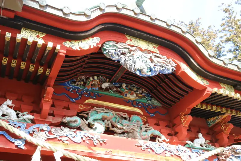 飯縄権現堂に施されている狐や龍などの色鮮やかな彫刻