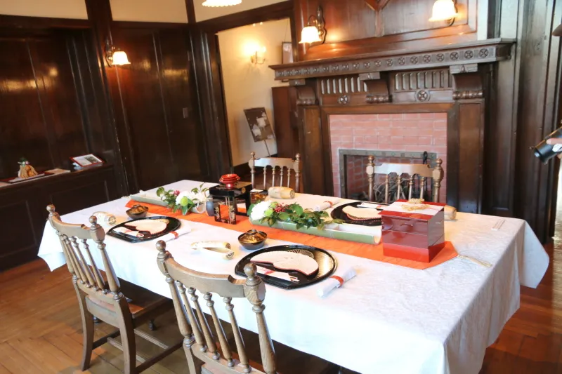 横浜家具を復元展示し当時の暮らしを再現している食堂